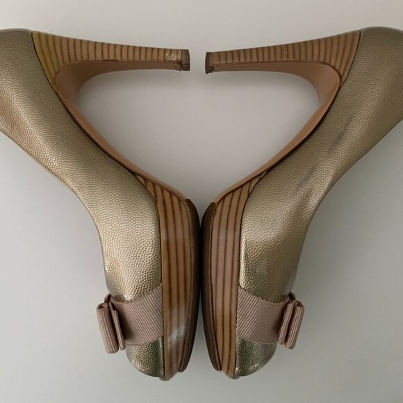 🇮🇹 Made in Italy | Salvatore Ferragamo｜Gold Leather｜Vara Bow Peep Toe Pumps - Picture 7 of 16
